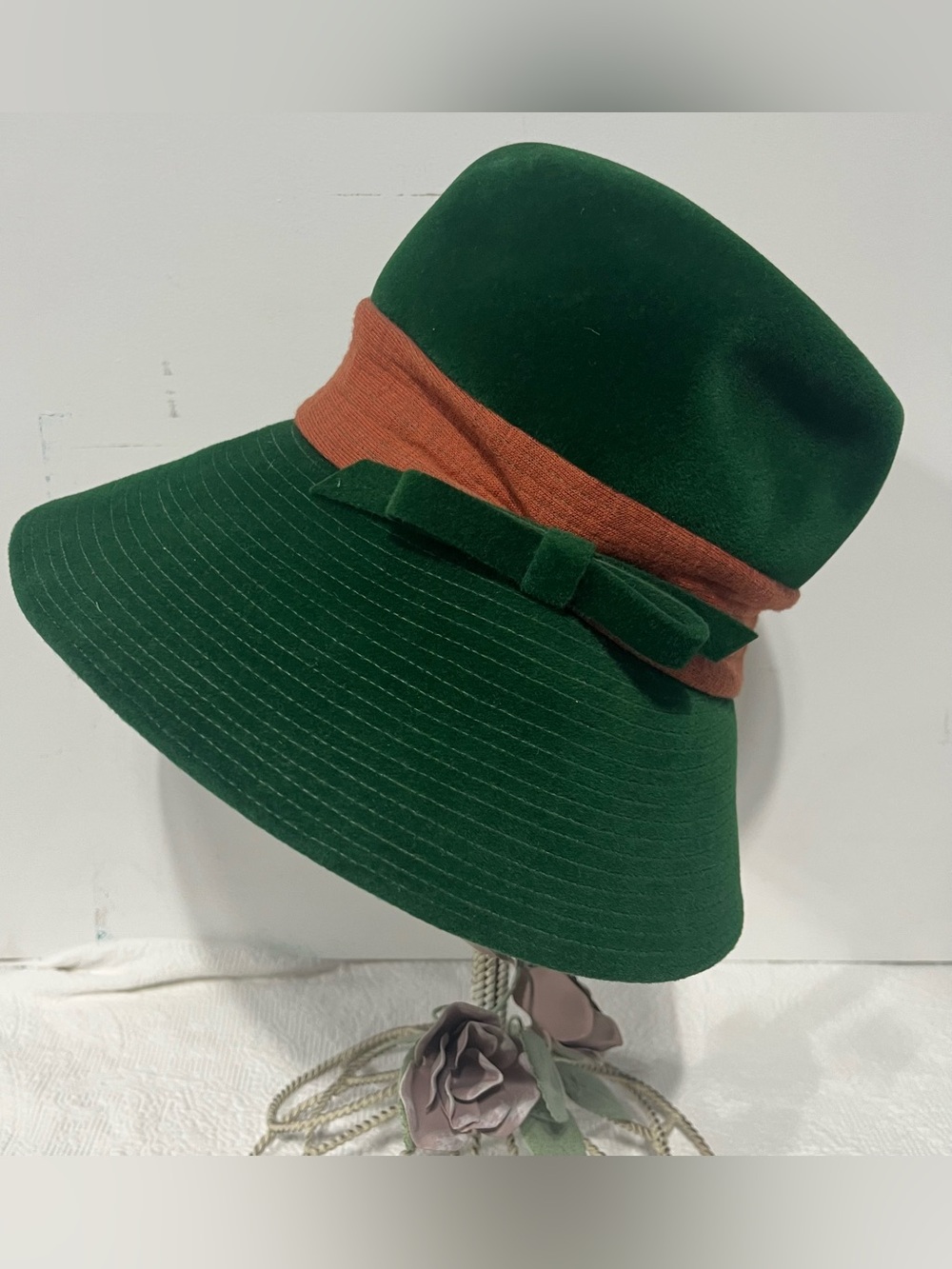 Vintage Forest Green Wool Cloche Hat with Rust Band @1960’s